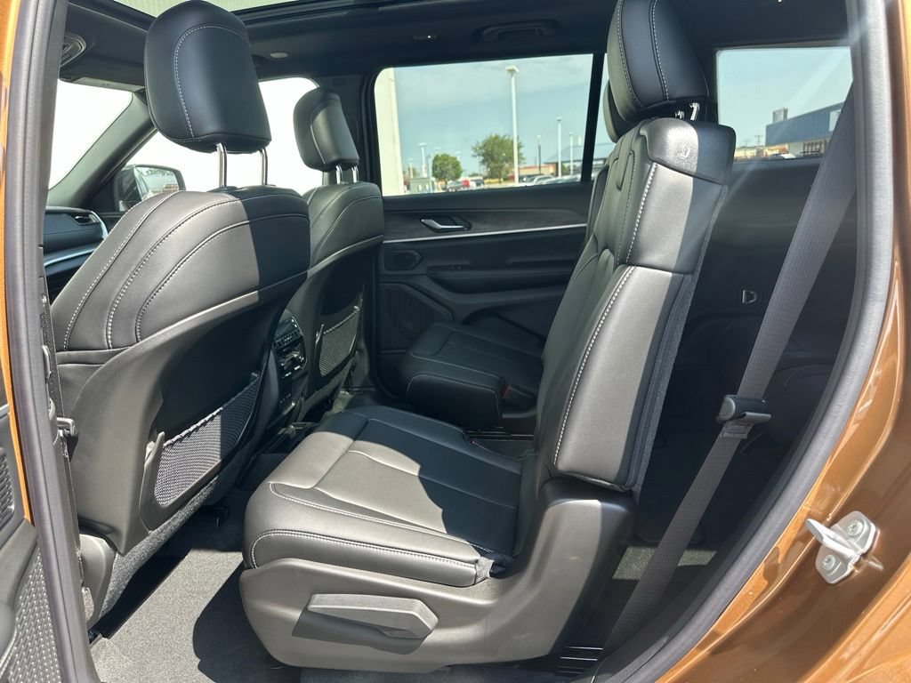 New 2026 Jeep Grand Cherokee L Limited w/ Limited Altitude Package AWD/4WD image 13