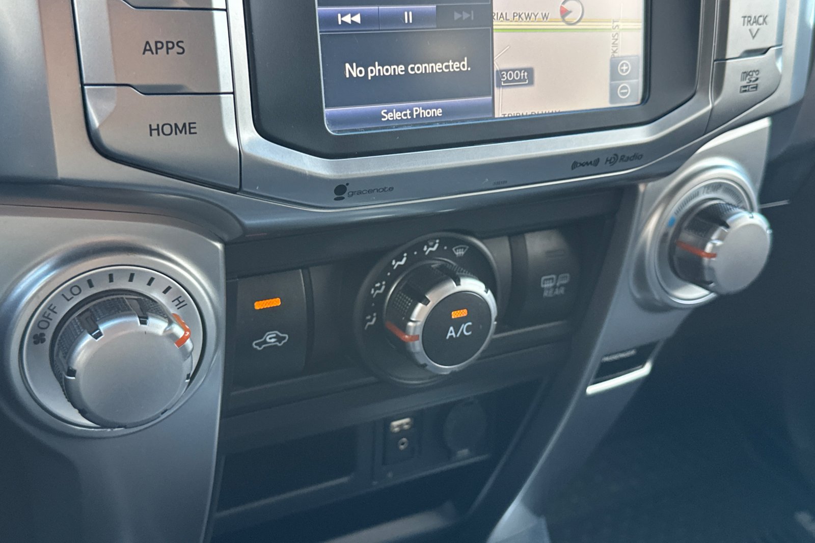Used 2018 Toyota 4Runner SR5 AWD/4WD image 29