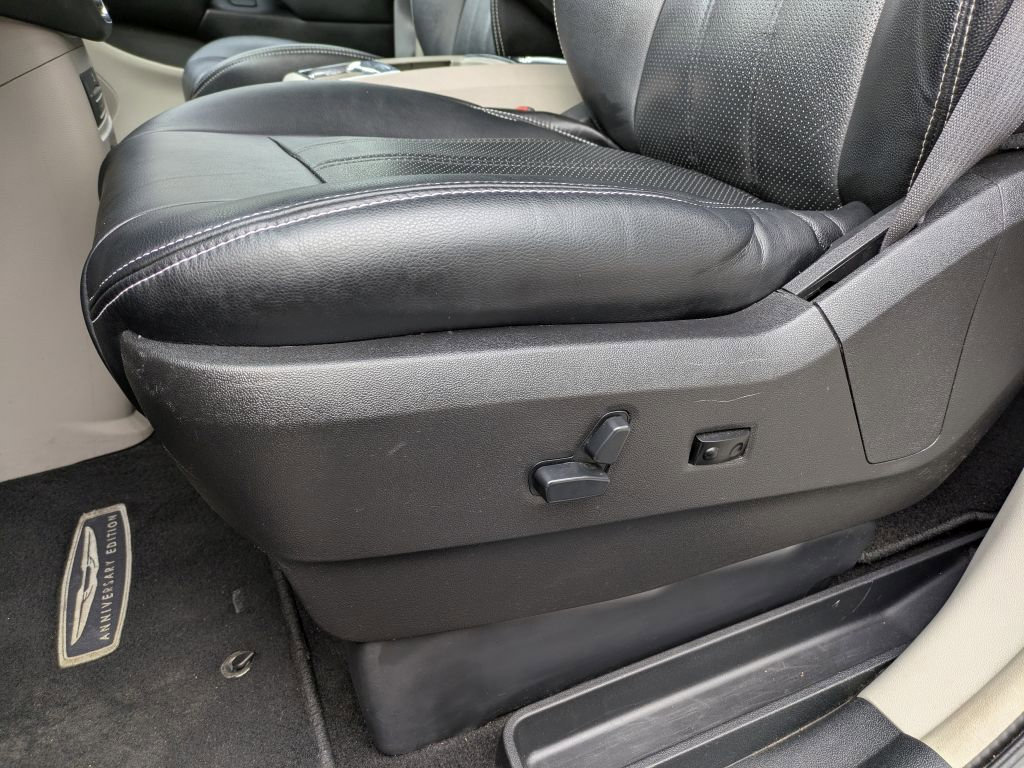 Used 2016 Chrysler Town & Country Touring-L image 13