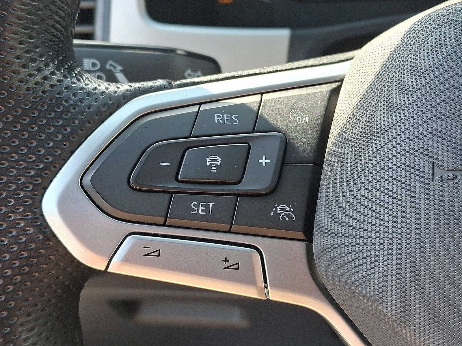 Used 2021 Volkswagen Atlas Cross Sport SEL R-Line AWD/4WD image 23
