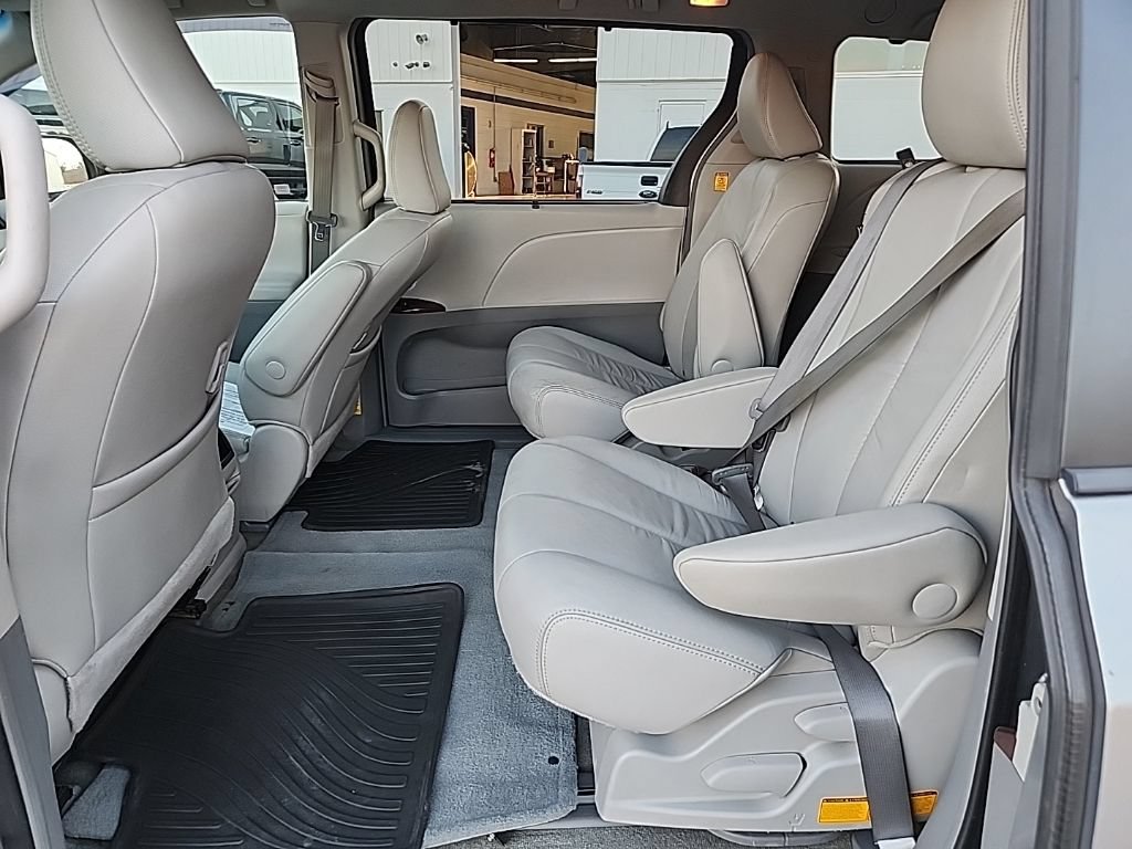 Used 2011 Toyota Sienna XLE FWD image 34