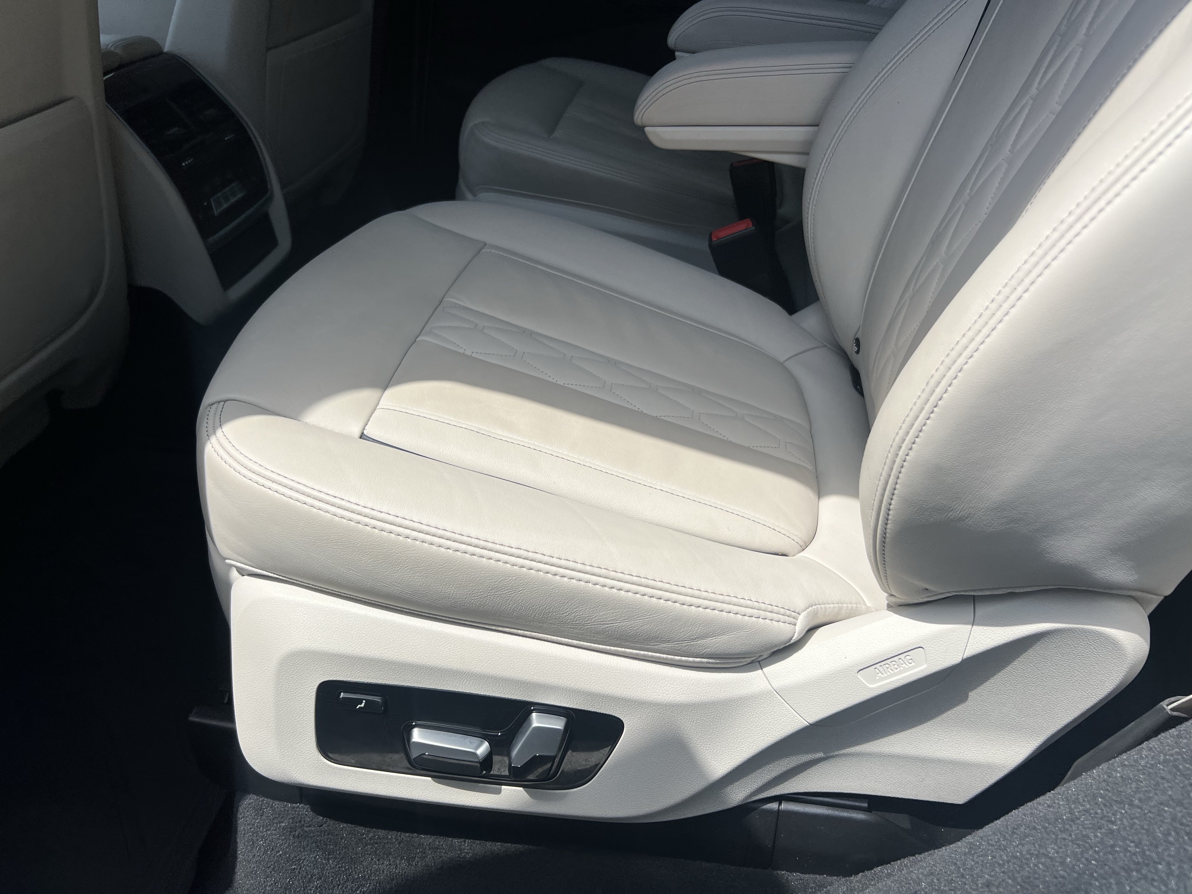 Used 2022 BMW X7 xDrive40i w/ M Sport Package AWD/4WD image 34
