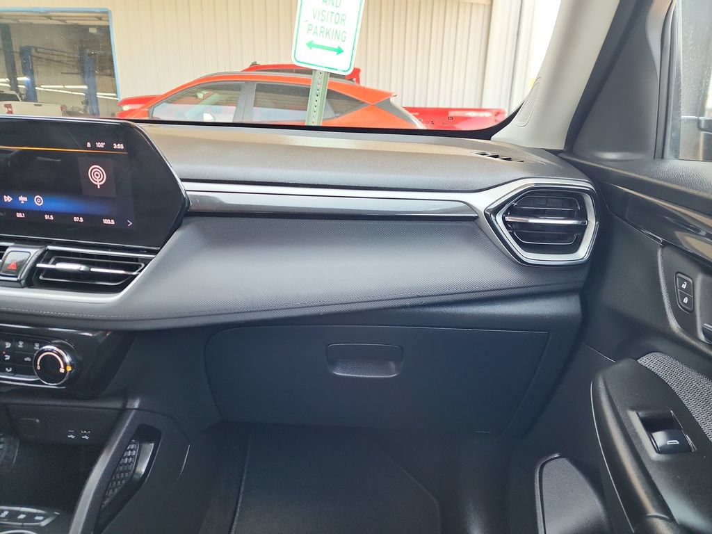 Used 2025 Chevrolet TrailBlazer LT AWD/4WD image 19