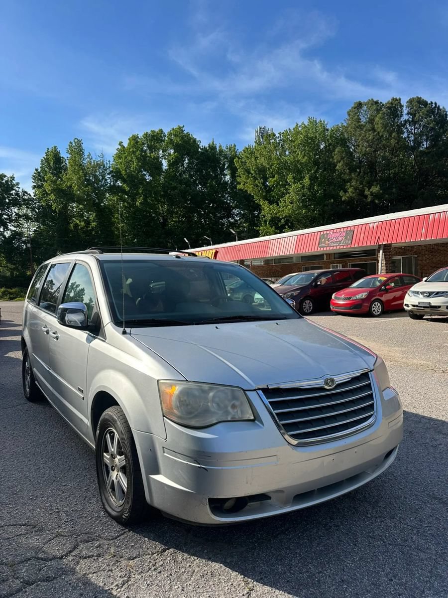 Used 2008 Chrysler Town & Country Touring FWD image 4