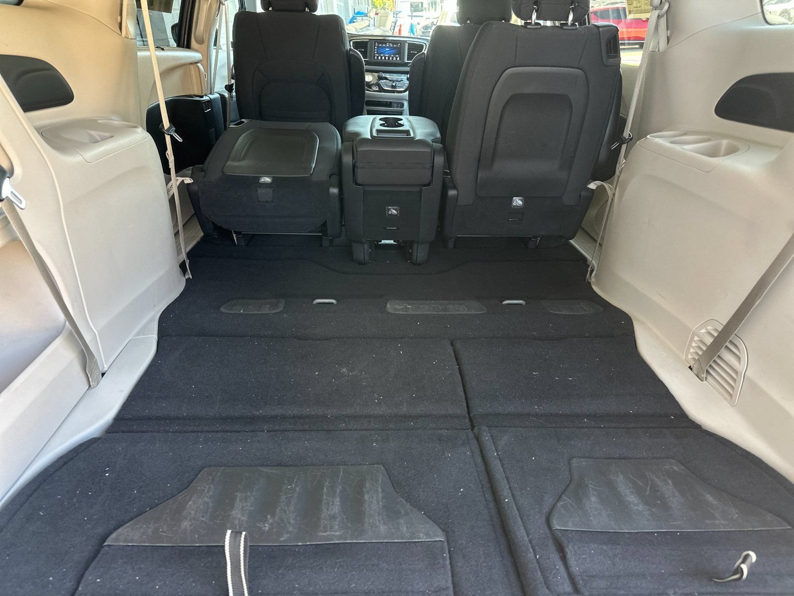 Used 2019 Chrysler Pacifica Touring Plus w/ Tire & Wheel Group FWD image 16