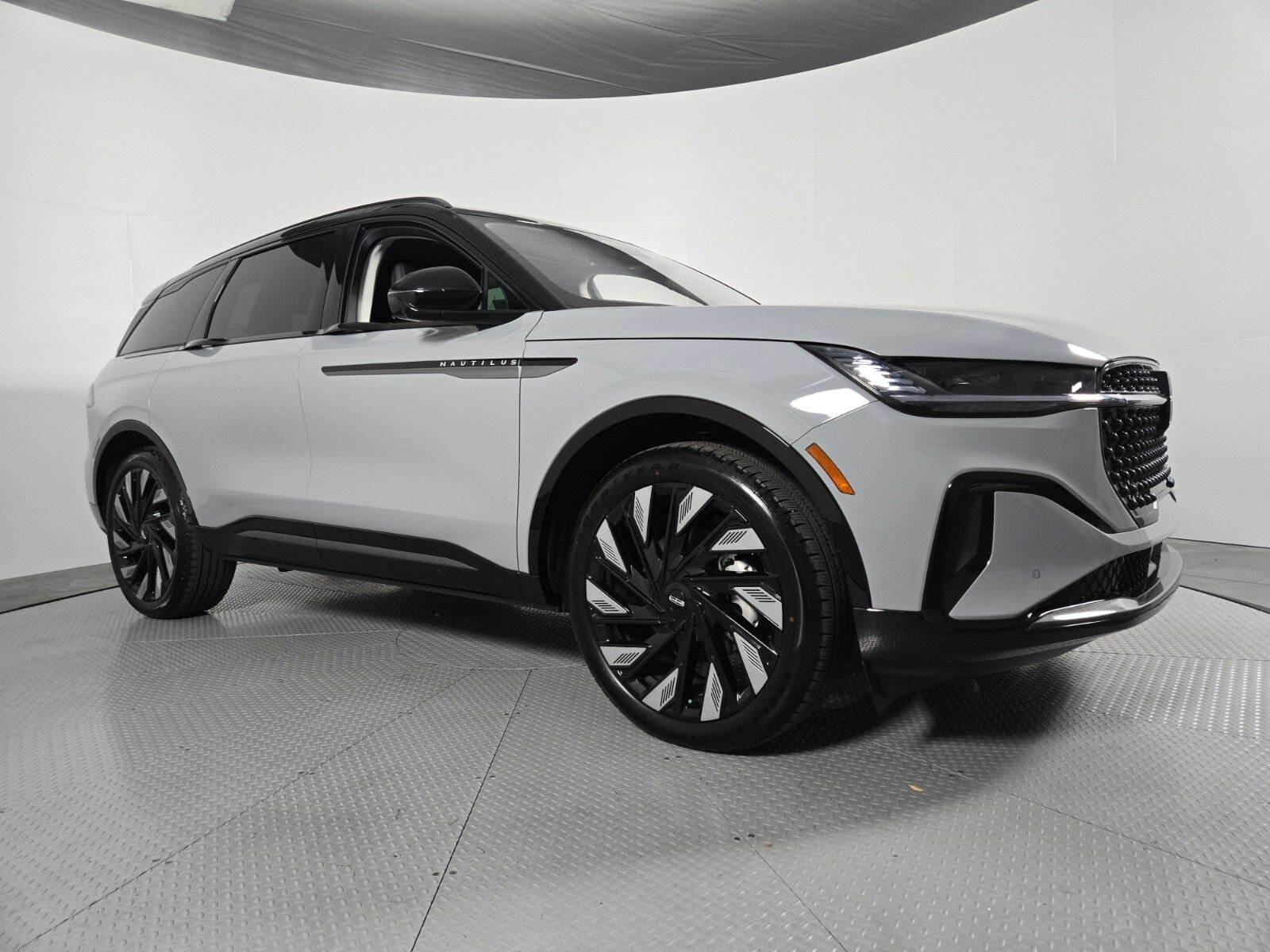 New 2026 Lincoln Nautilus Reserve w/ Jet Appearance Package AWD/4WD image 2
