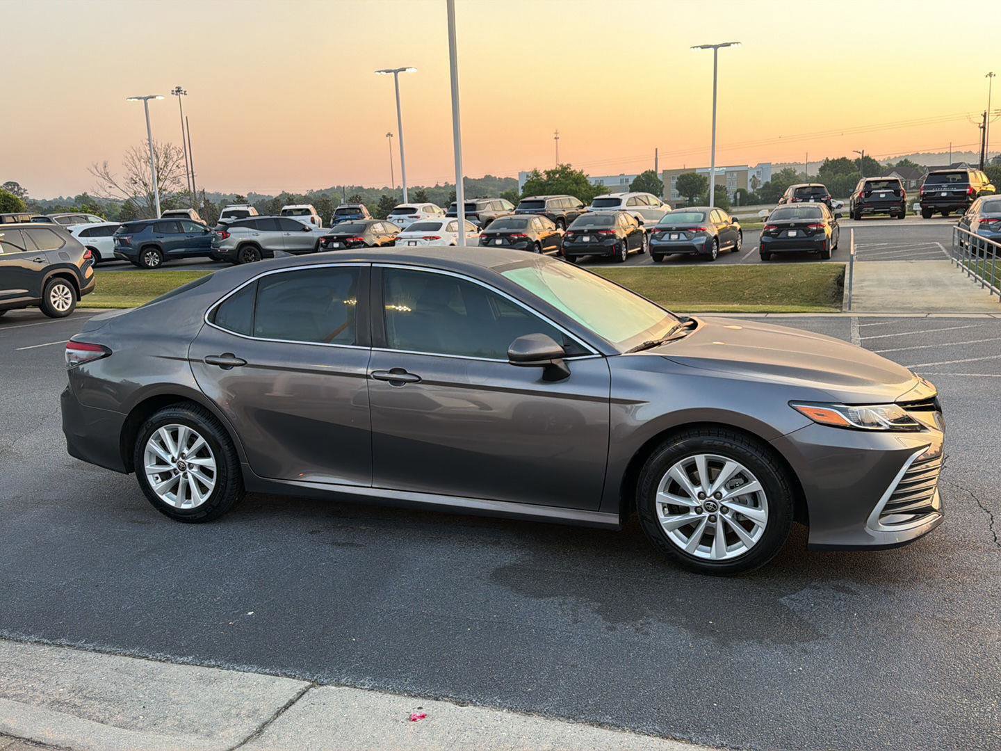 Used 2022 Toyota Camry LE FWD image 7