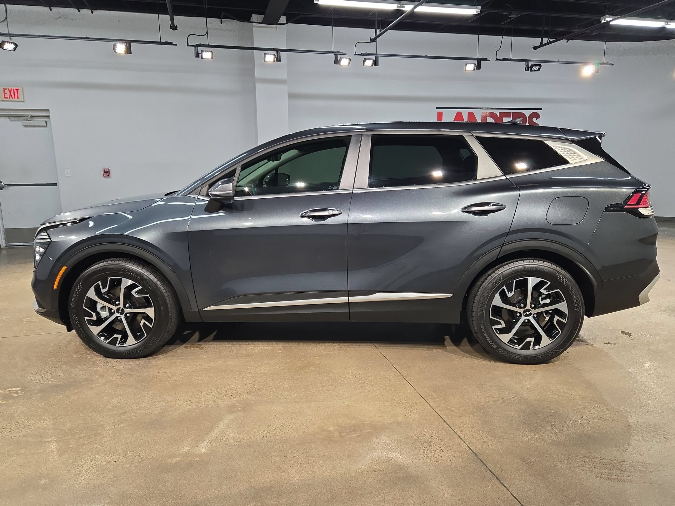 Used 2025 Kia Sportage EX FWD image 4