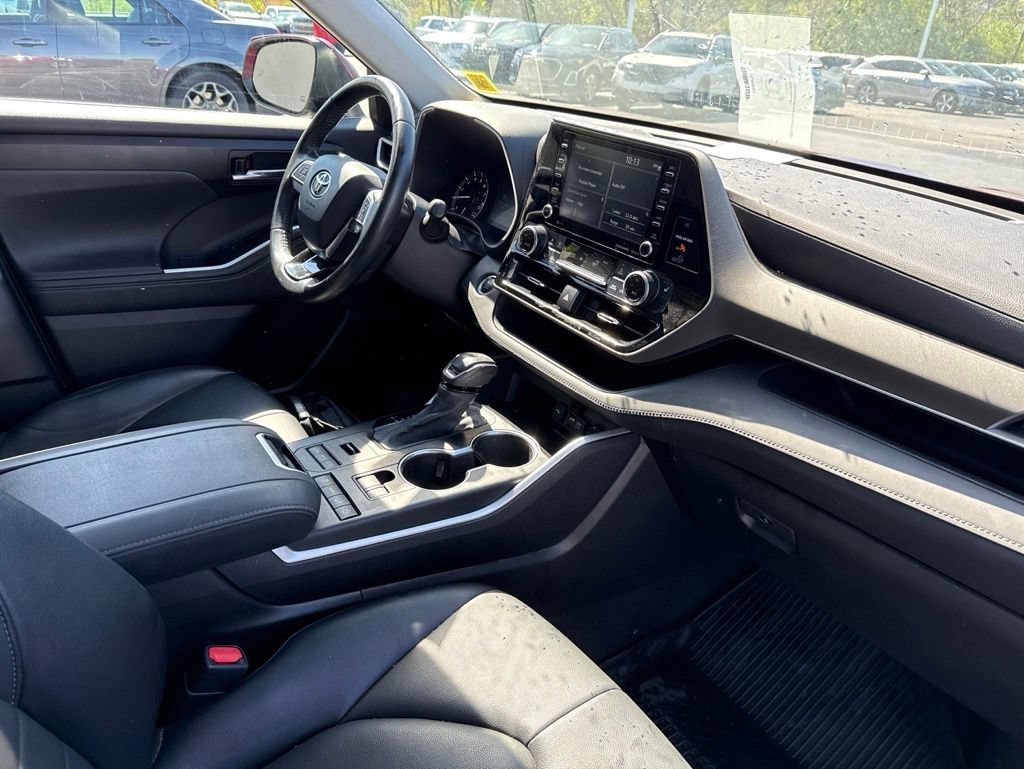 Used 2021 Toyota Highlander XLE AWD/4WD image 30