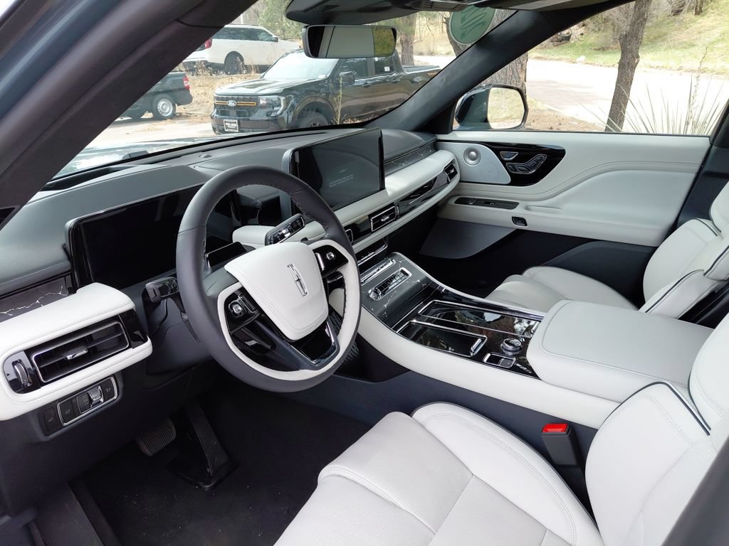 New 2026 Lincoln Aviator Black Label w/ Jet Appearance Package AWD/4WD image 25