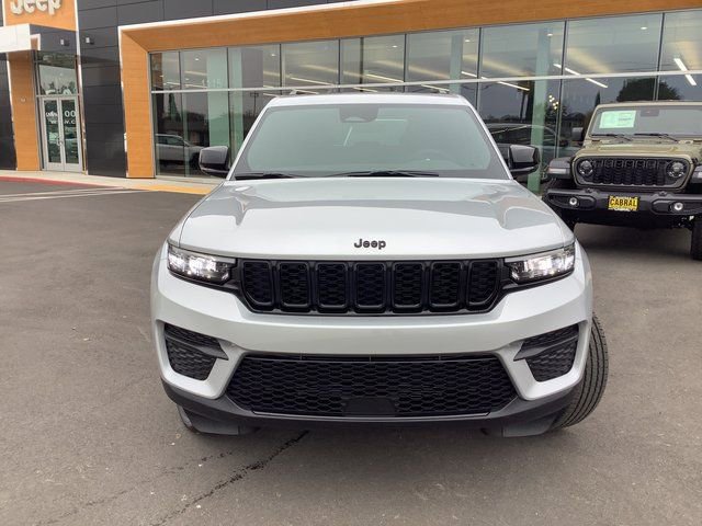 New 2025 Jeep Grand Cherokee Altitude image 4