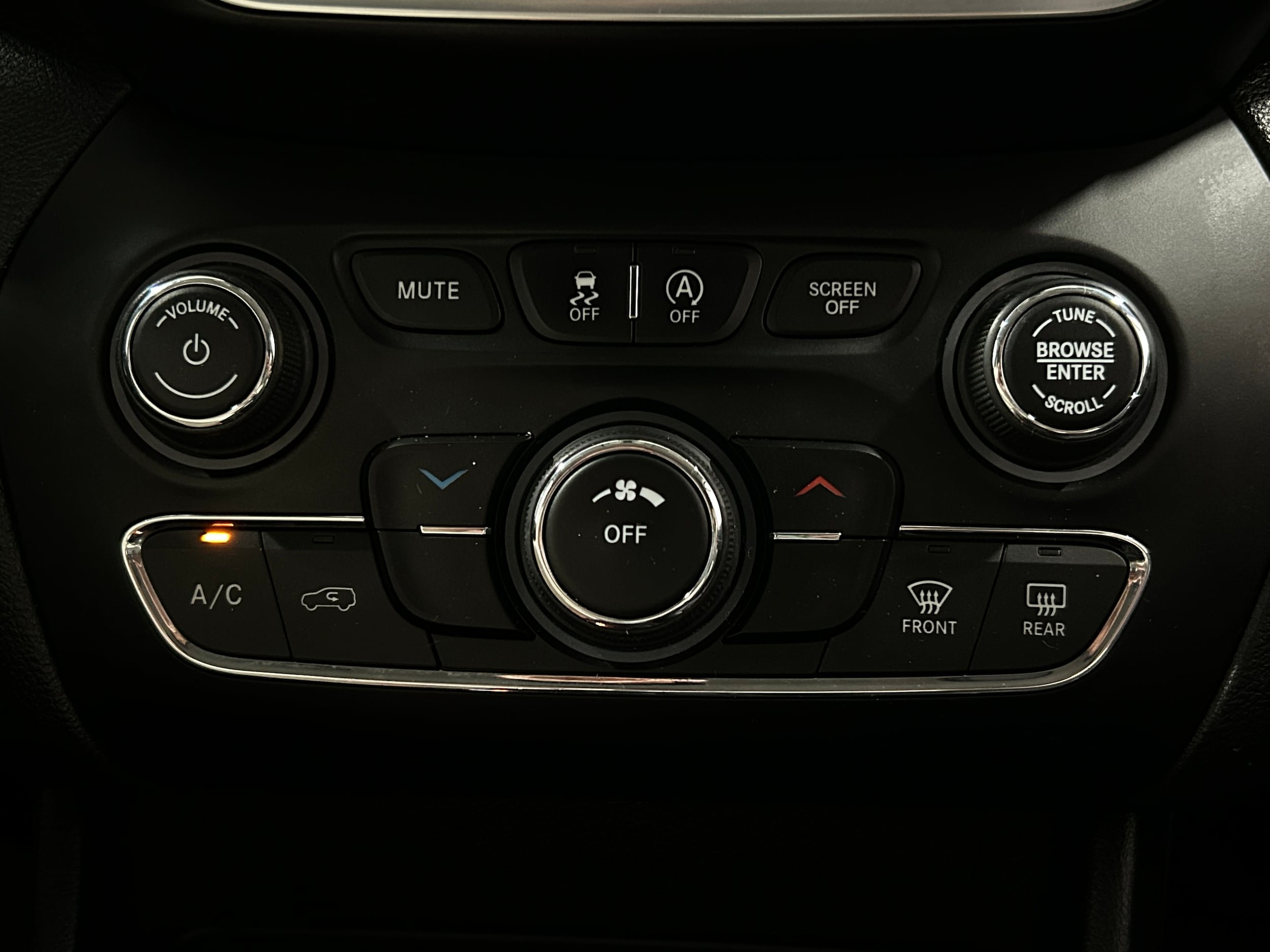 Used 2019 Jeep Cherokee Latitude Plus AWD/4WD image 11