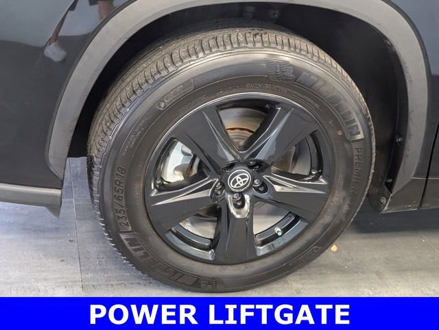 Used 2024 Toyota Highlander LE FWD image 4
