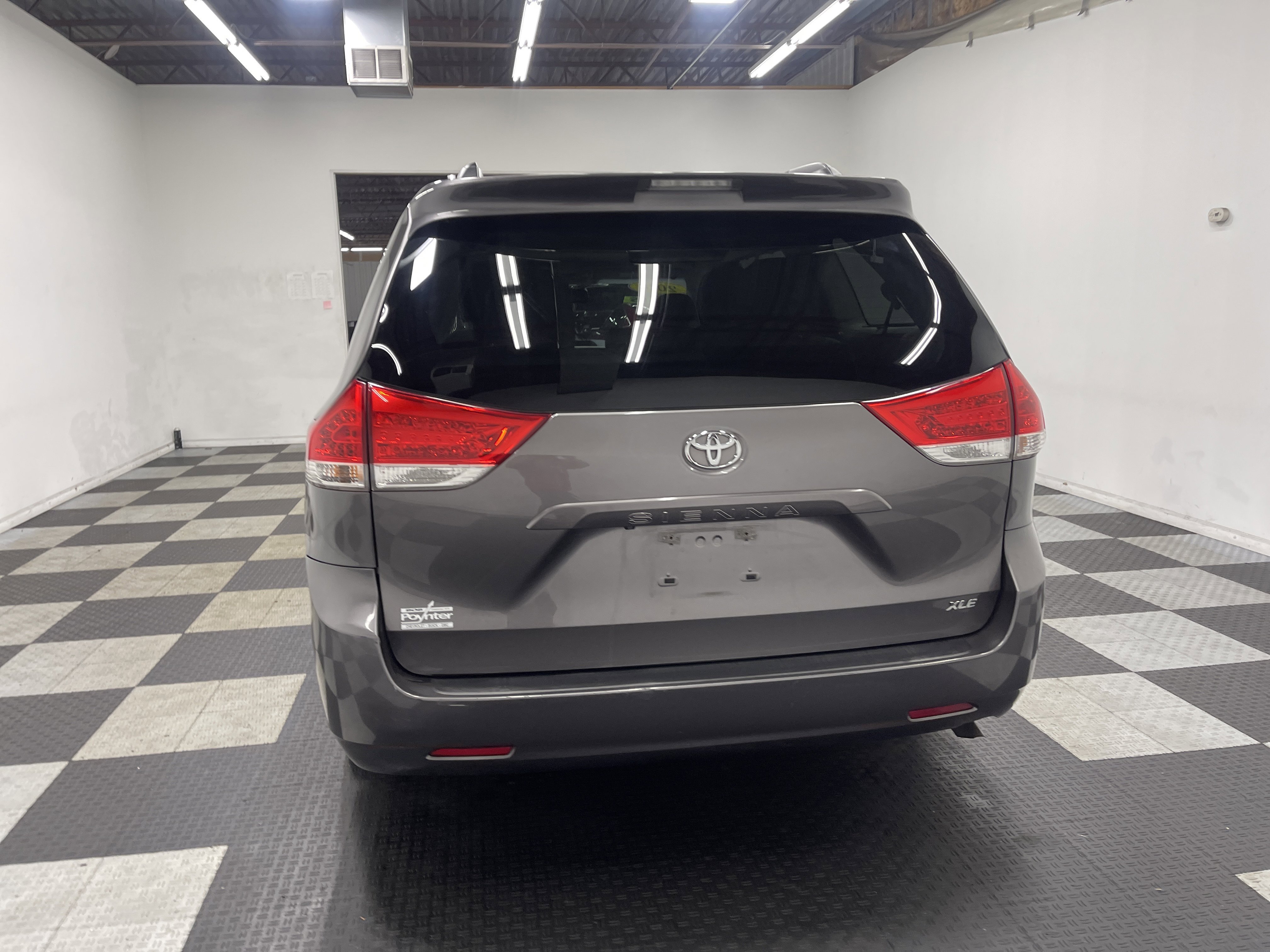Used 2014 Toyota Sienna XLE image 3