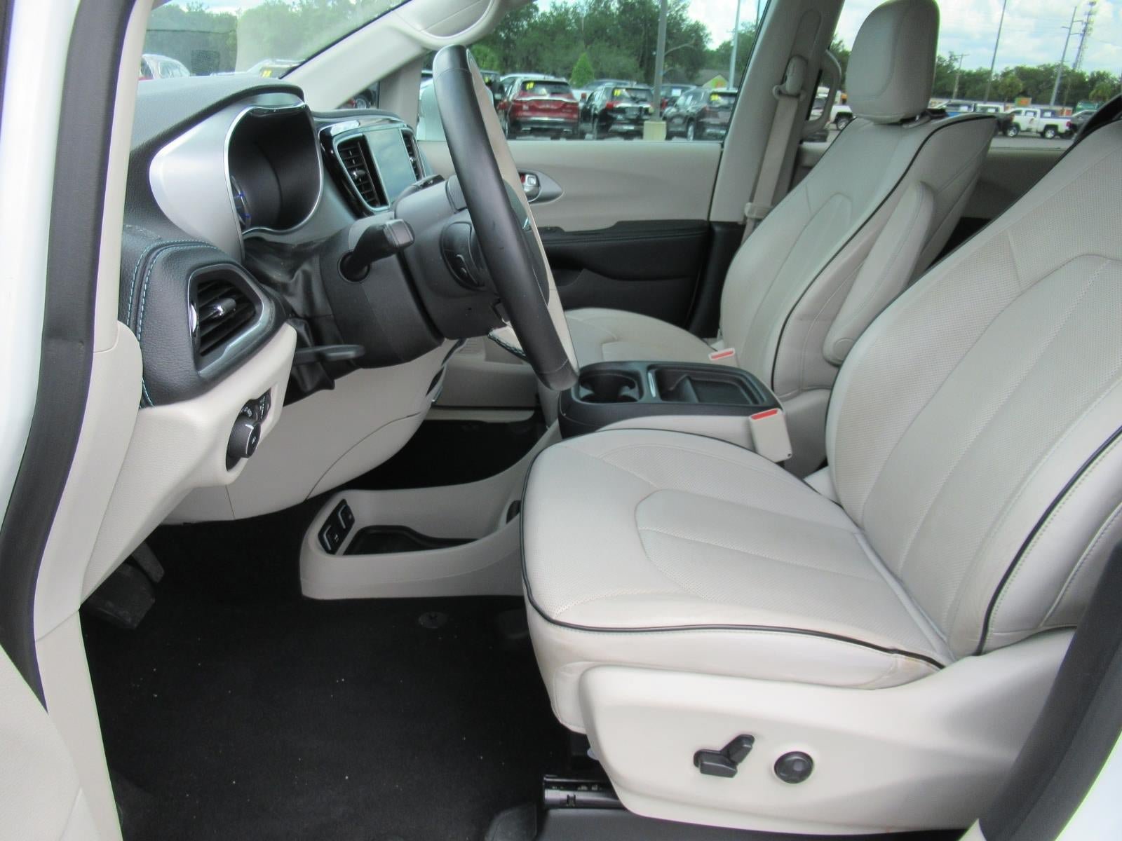 Used 2017 Chrysler Pacifica Platinum FWD image 22