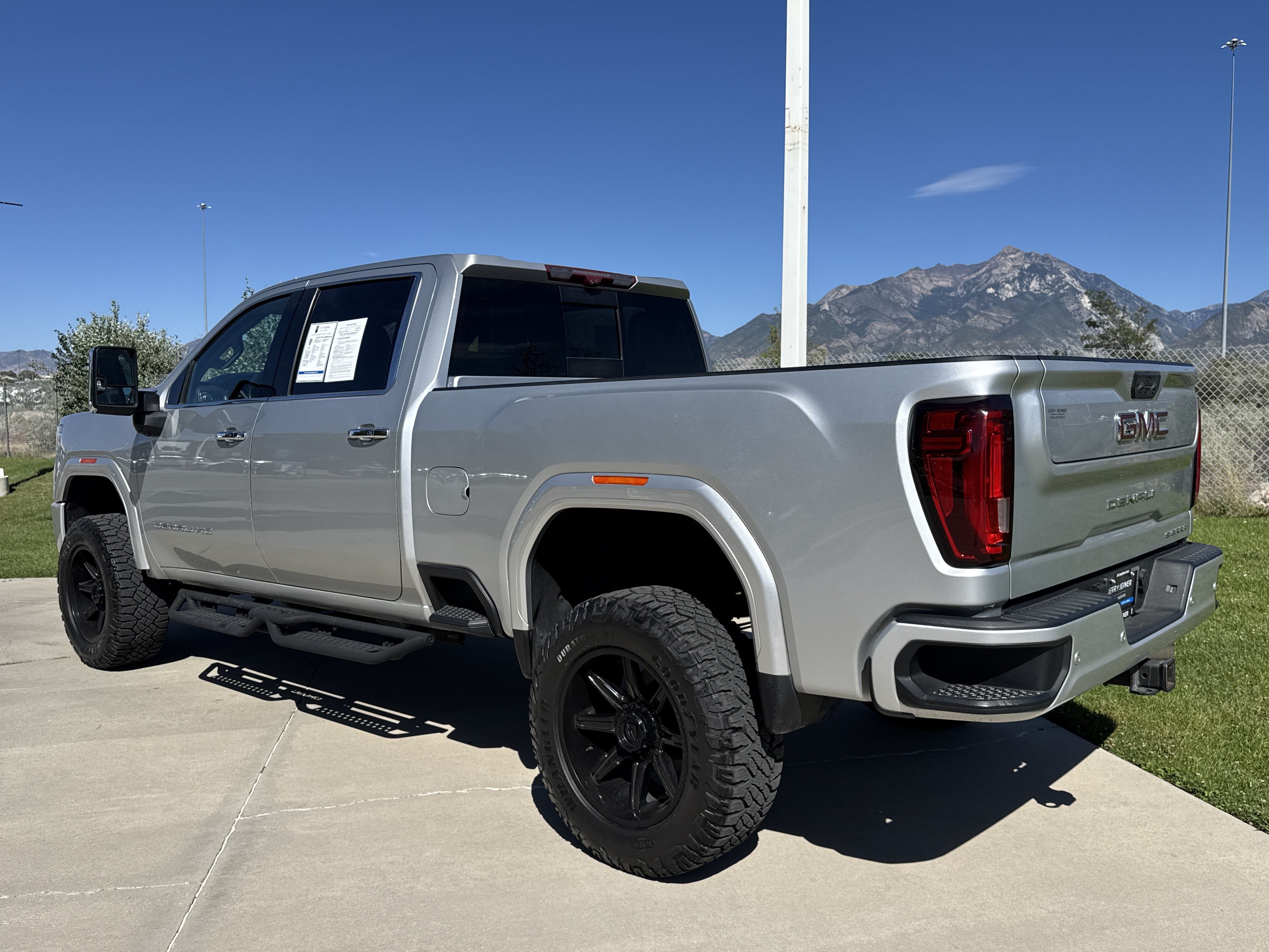Used 2020 GMC Sierra 3500 Denali w/ Denali Ultimate Package AWD/4WD image 3