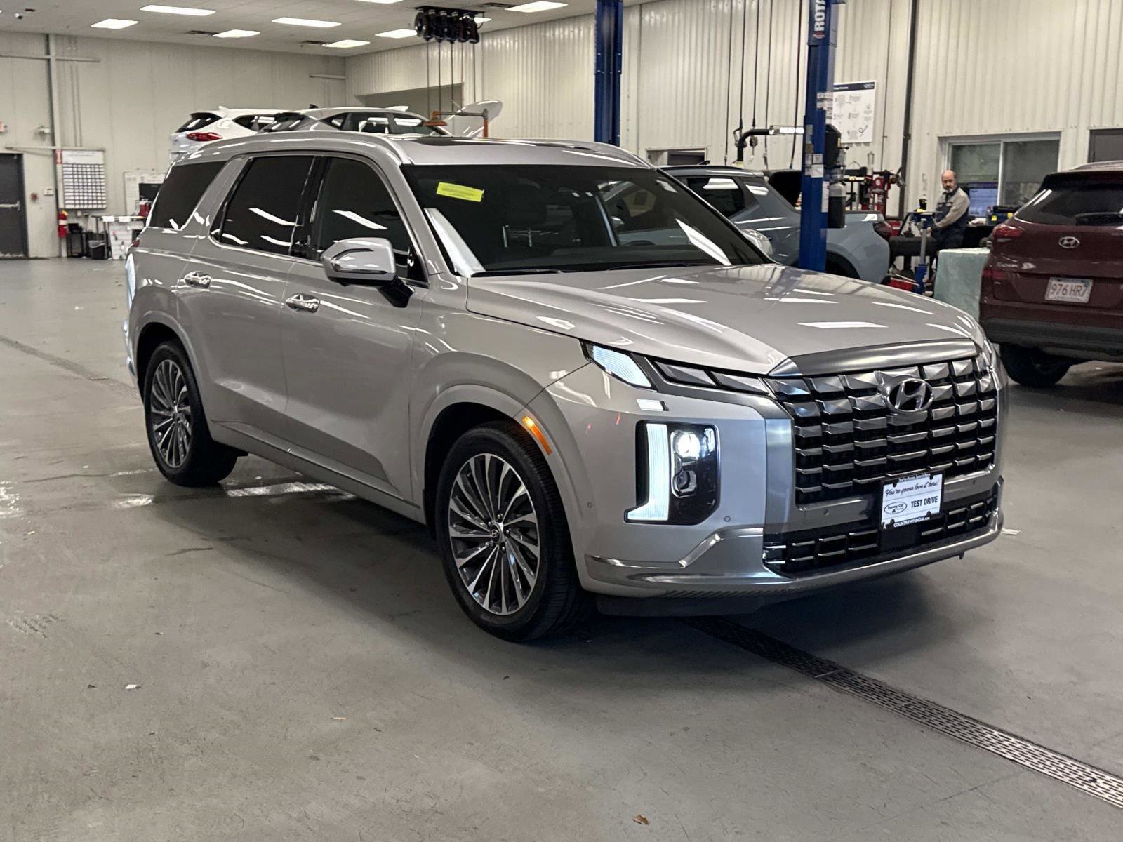 Used 2024 Hyundai Palisade Calligraphy image 3