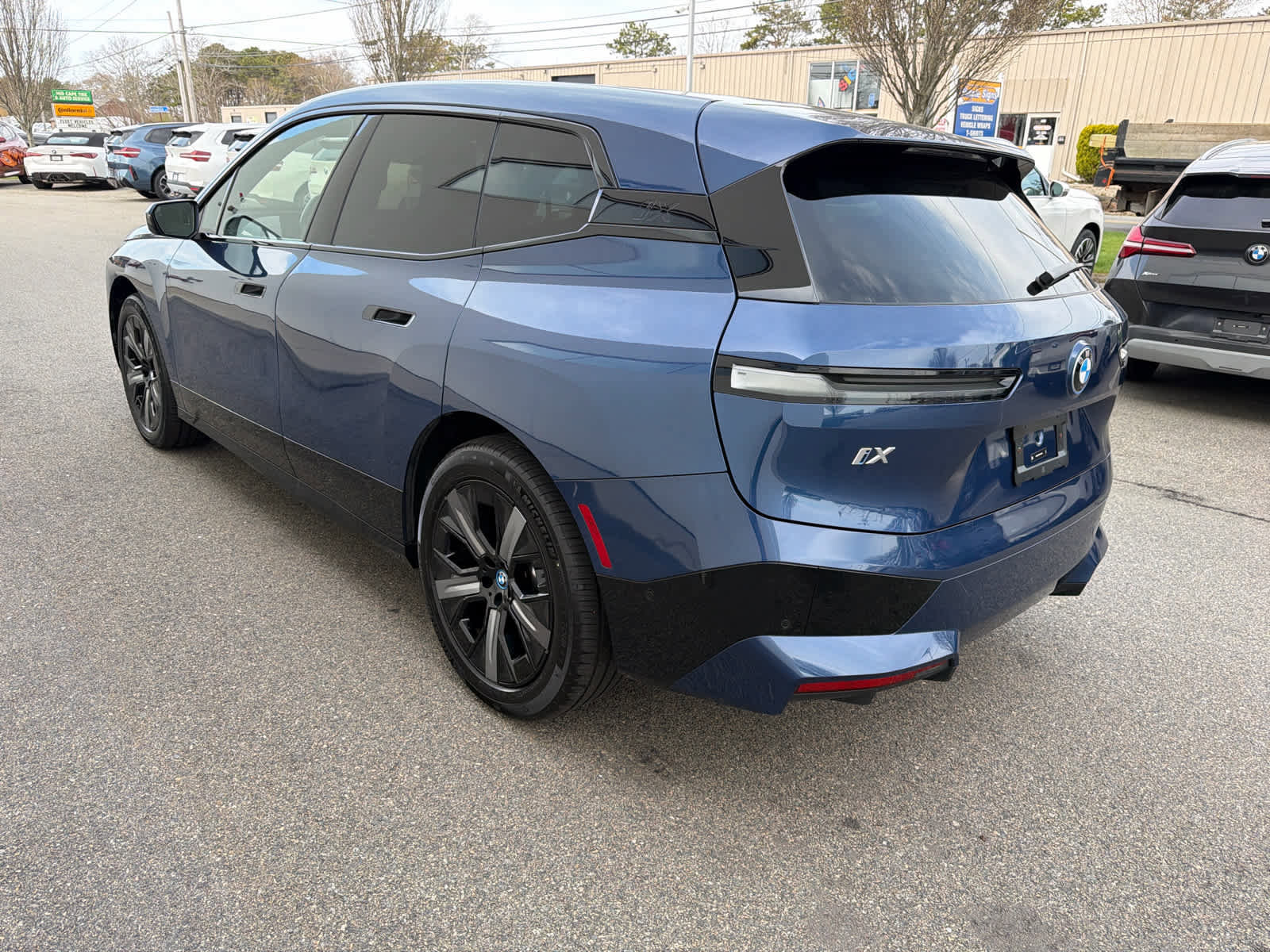 Used 2024 BMW iX xDrive50 w/ Sport Package AWD/4WD image 7