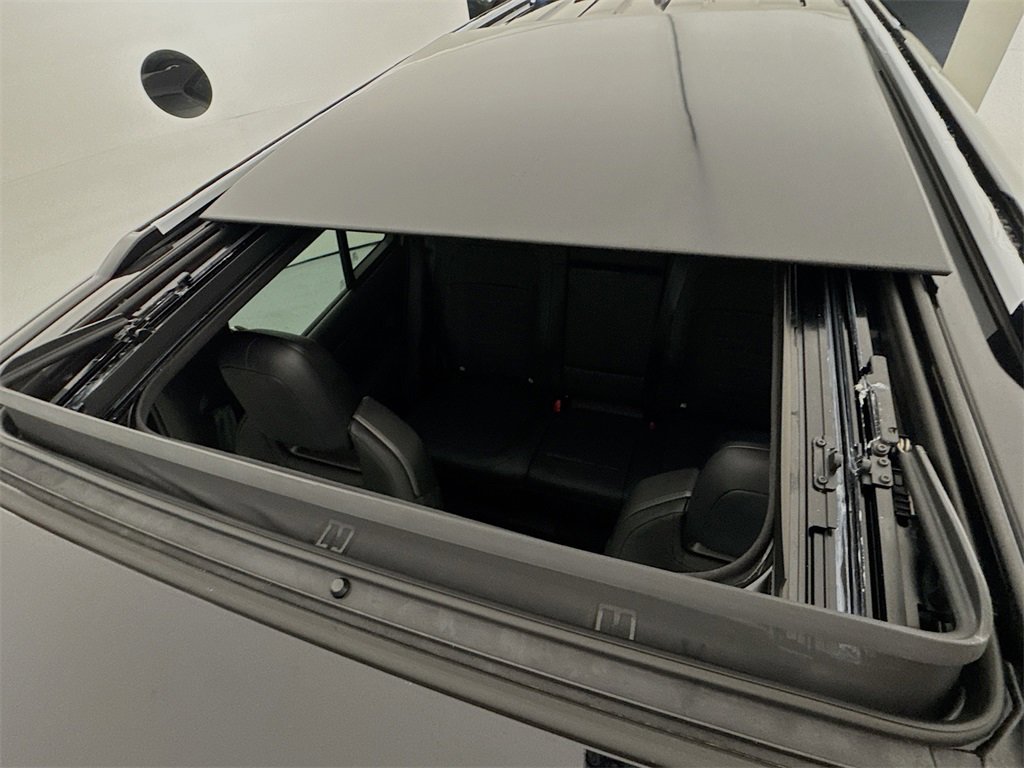 Used 2025 Land Rover Defender 110 image 23