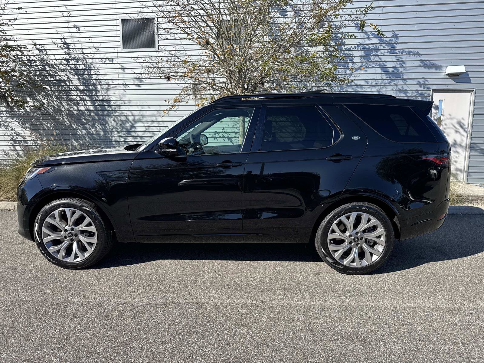 New 2026 Land Rover Discovery Limited Edition image 2