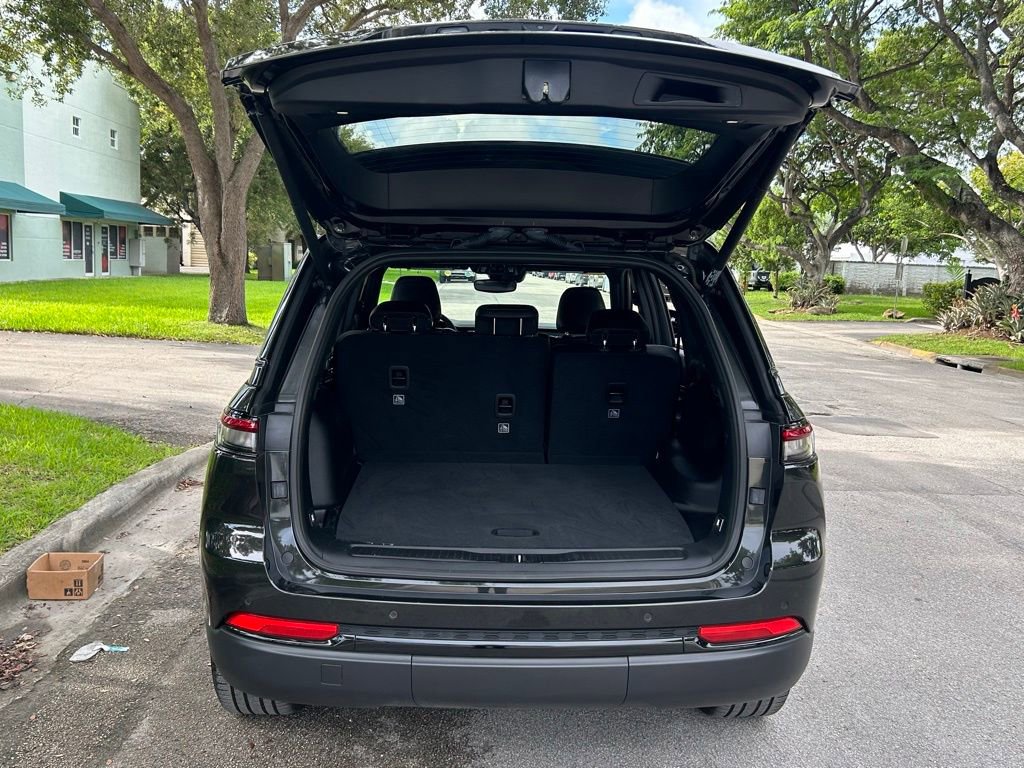 Certified 2024 Jeep Grand Cherokee Limited w/ Black Appearance Package image 44