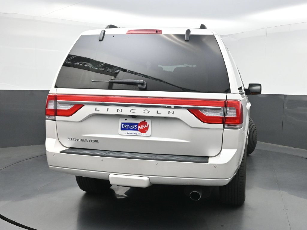 Used 2017 Lincoln Navigator Select RWD image 40