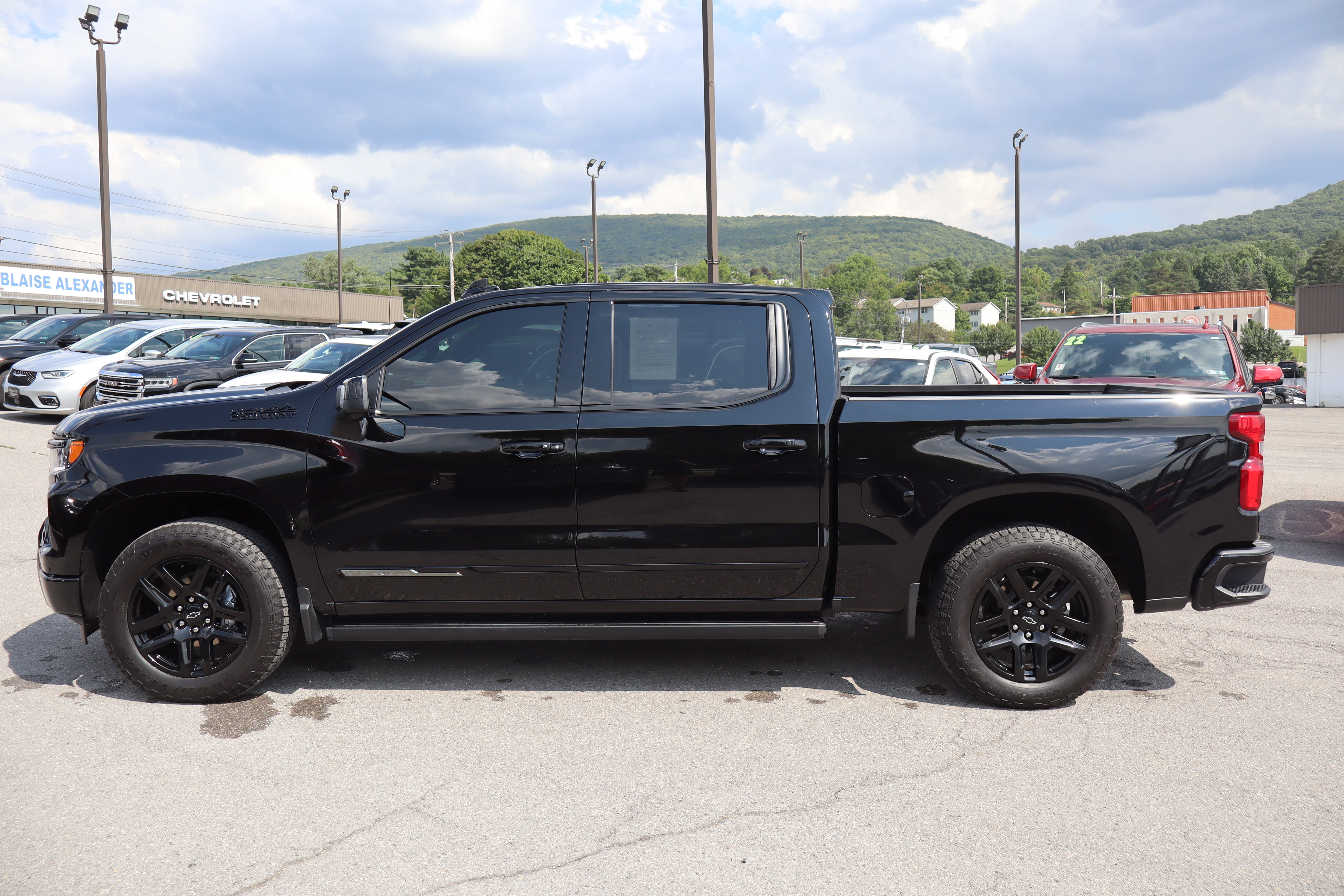 Used 2025 Chevrolet Silverado 1500 High Country w/ Midnight Edition AWD/4WD image 7
