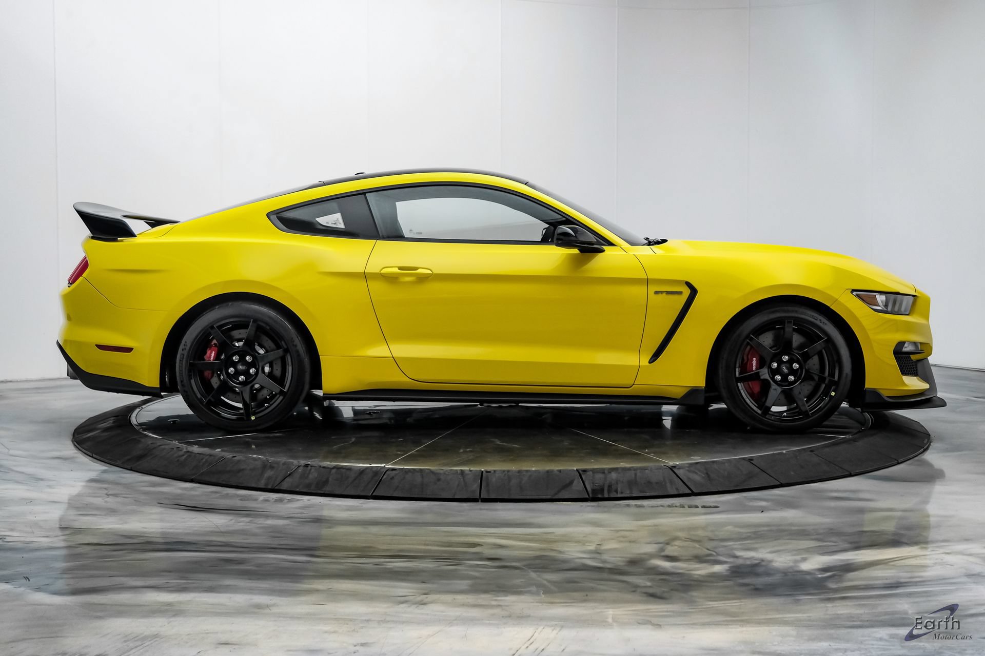 Used 2017 Ford Mustang Shelby GT350R w/ GT350R Equipment Group 920A RWD image 20