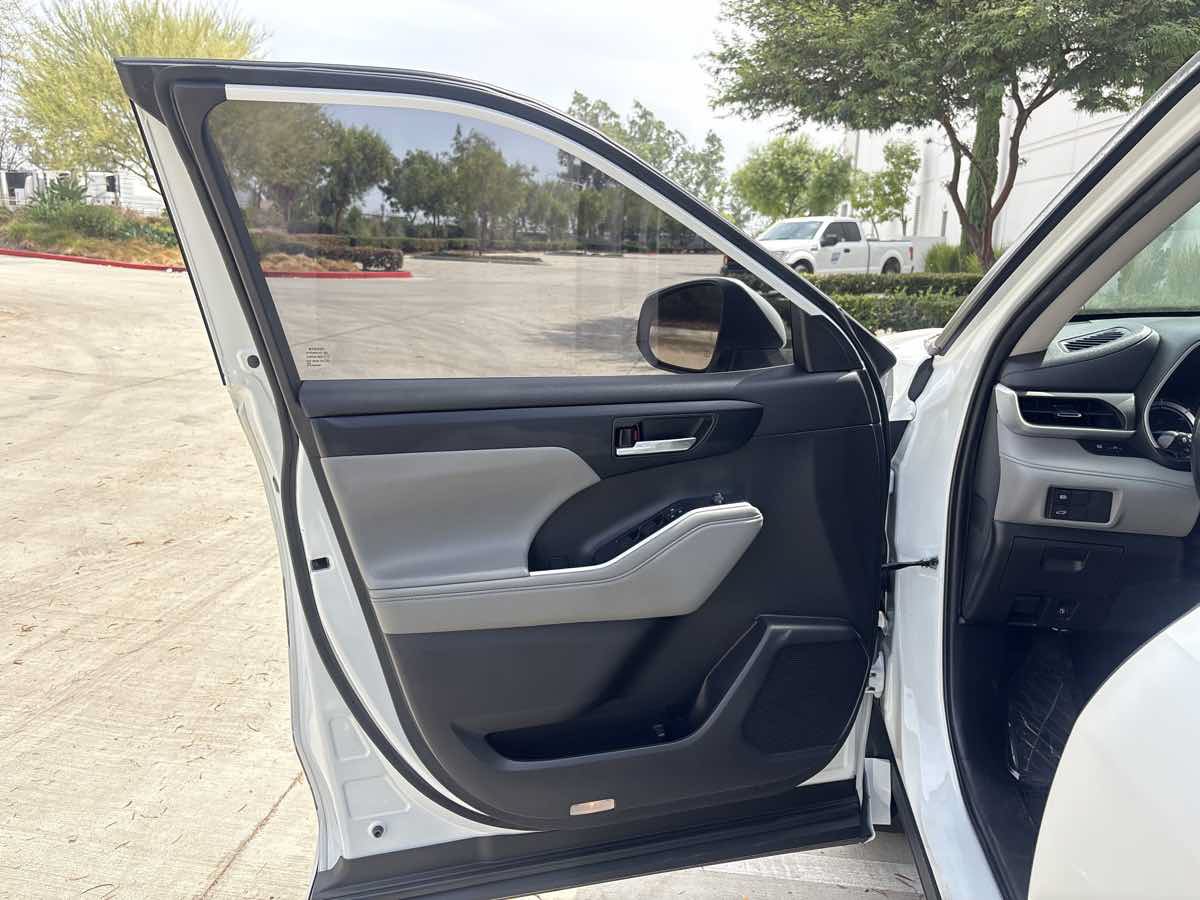 Used 2022 Toyota Highlander XLE FWD image 19