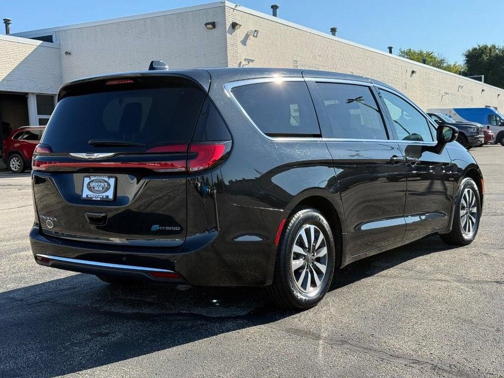 Certified 2024 Chrysler Pacifica Limited FWD image 4