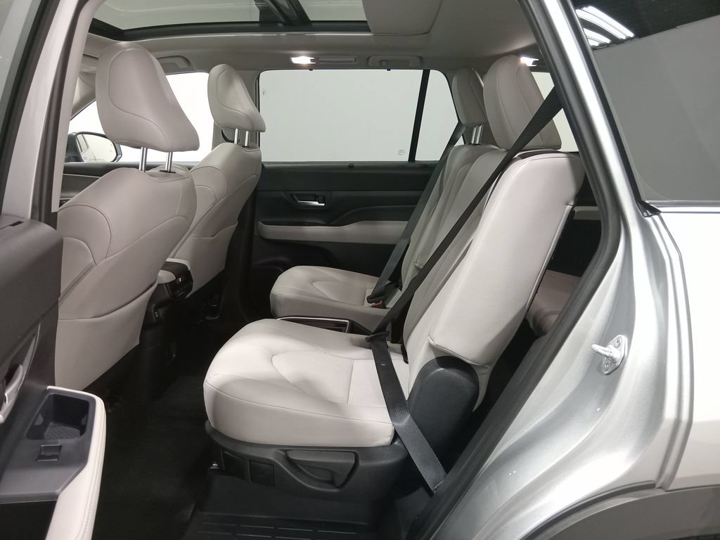 Used 2025 Toyota Grand Highlander AWD image 15
