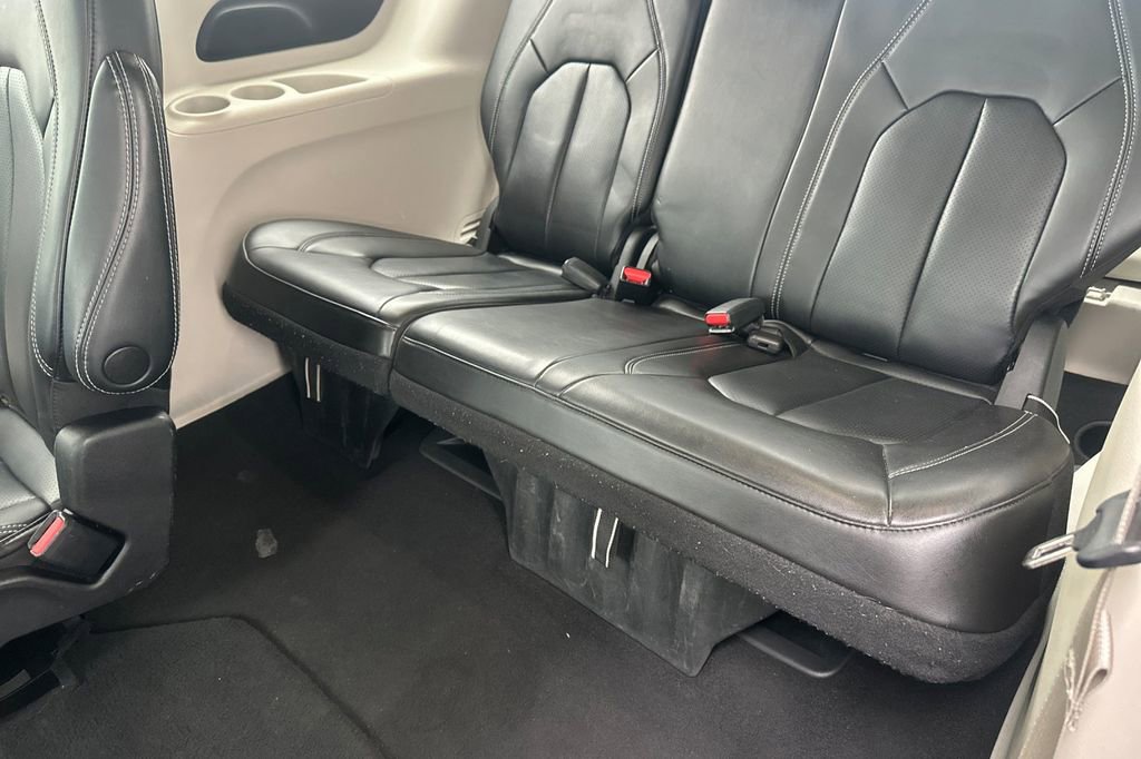 Used 2023 Chrysler Pacifica Touring-L image 15