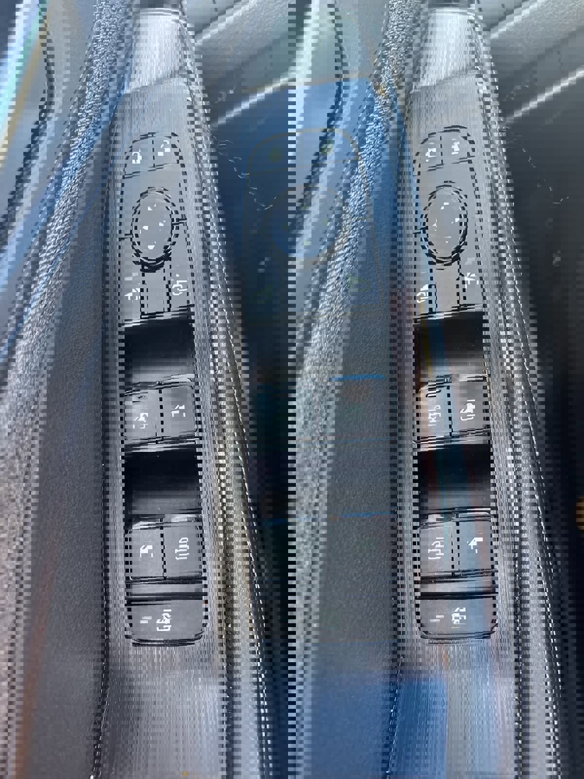 Used 2022 Nissan Rogue SV image 12