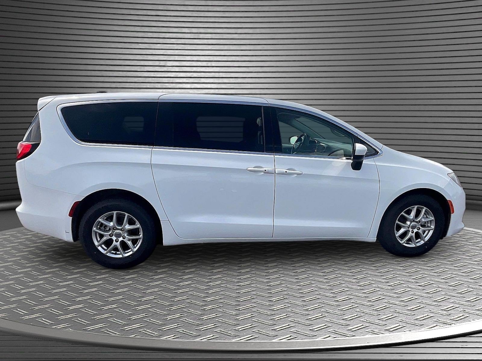 Used 2022 Chrysler Voyager LX FWD image 8