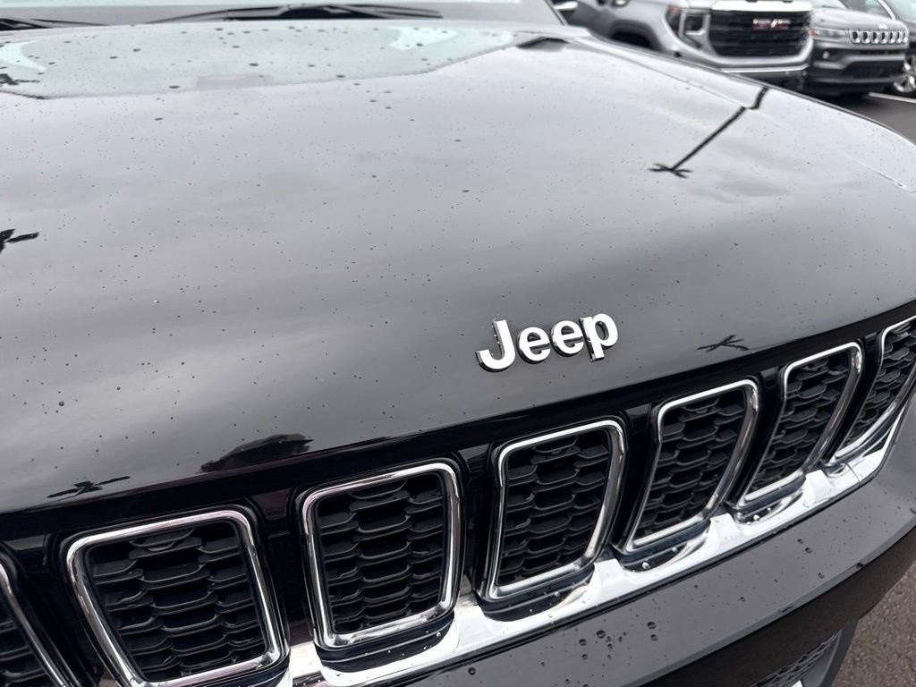 Used 2023 Jeep Grand Cherokee Limited AWD/4WD image 11
