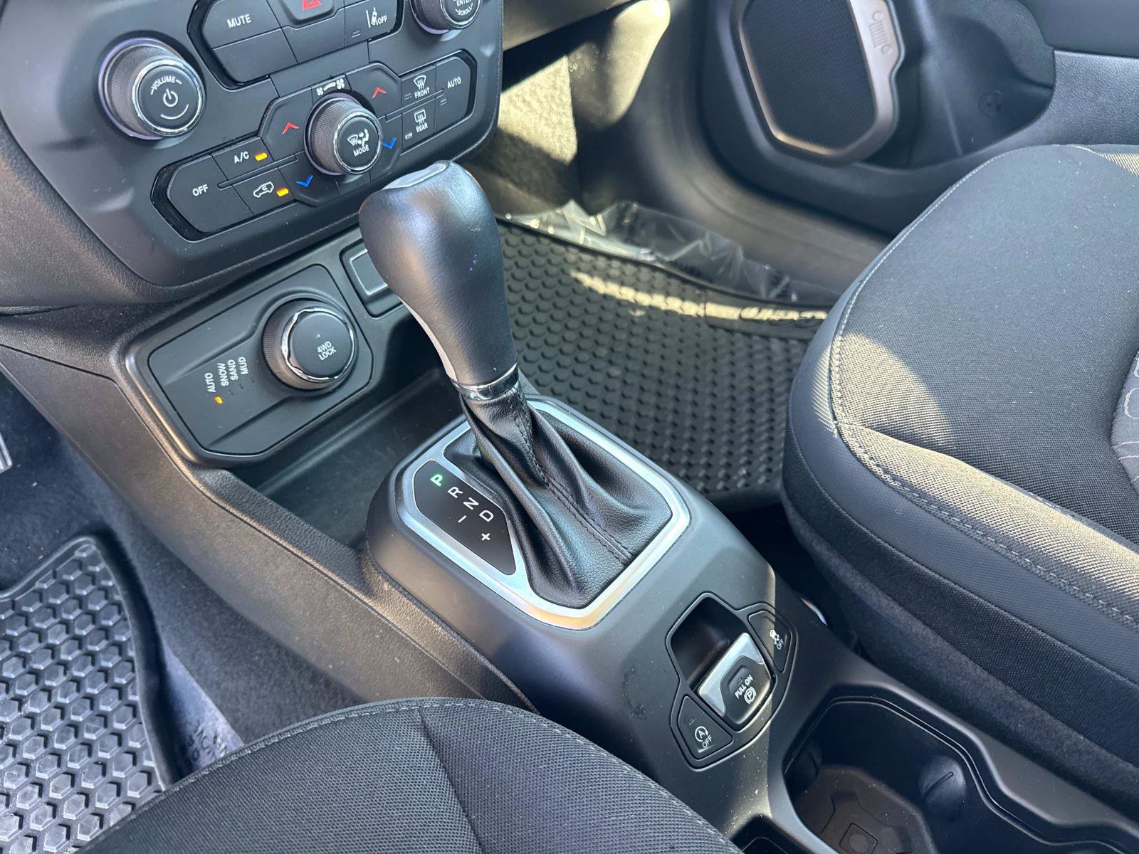 Certified 2023 Jeep Renegade Latitude AWD/4WD image 25