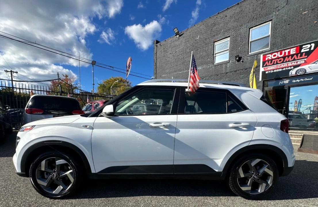 Used 2025 Hyundai Venue SEL FWD image 4