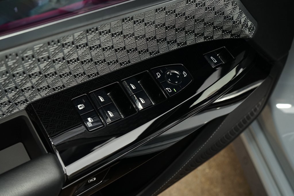 Used 2023 BMW 760i xDrive image 30