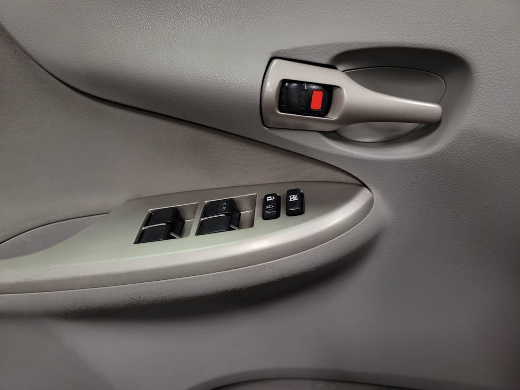 Used 2013 Toyota Corolla LE FWD image 18