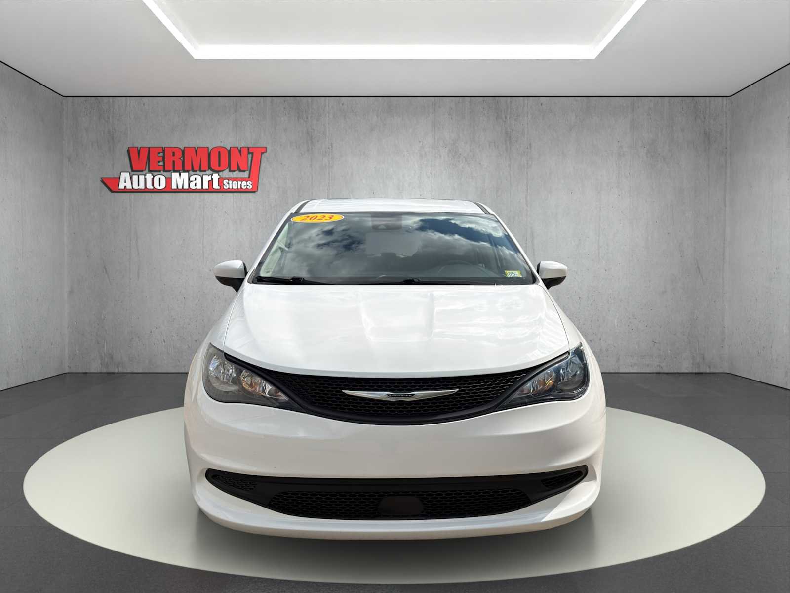 Used 2023 Chrysler Voyager LX FWD image 2