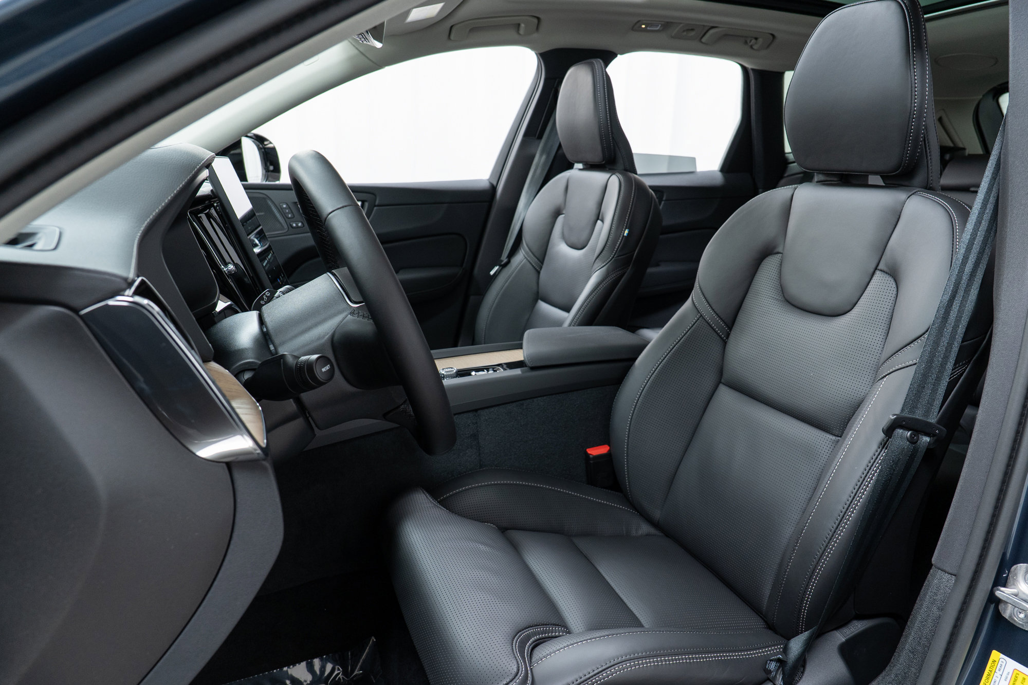 New 2026 Volvo XC60 B5 Ultra w/ Climate Package image 13