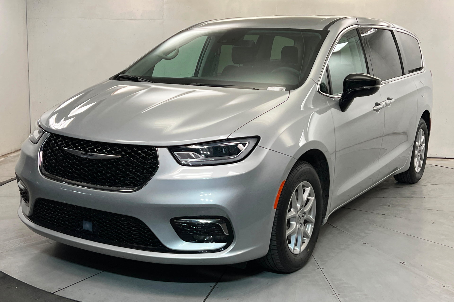 Used 2024 Chrysler Pacifica Touring-L FWD image 1