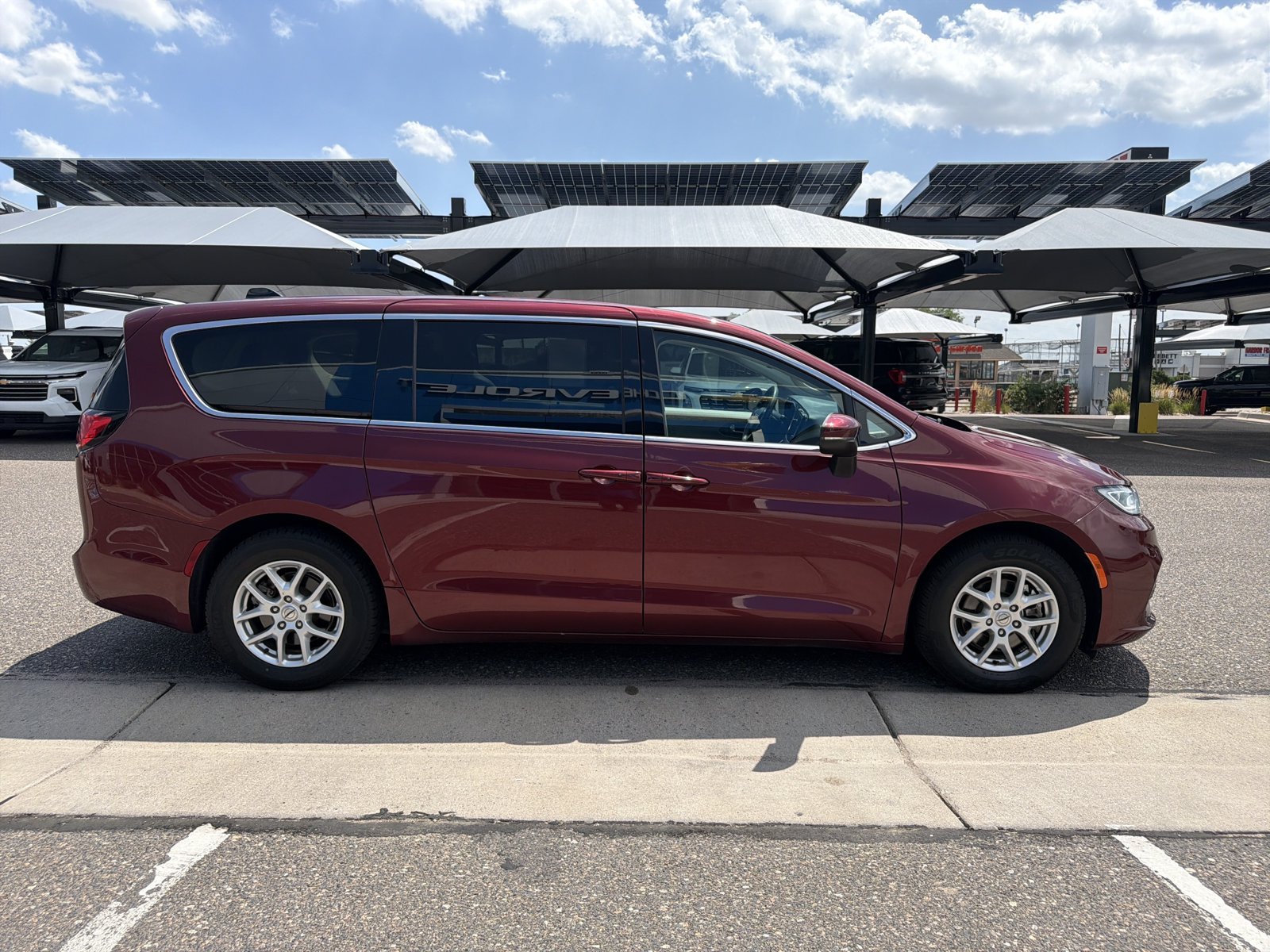 Used 2023 Chrysler Pacifica Touring-L FWD image 6