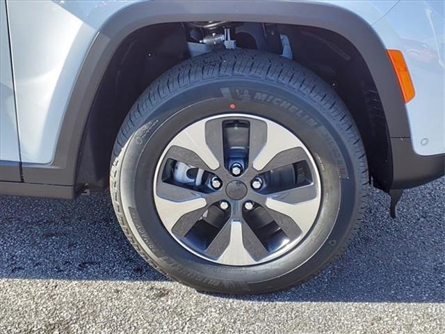 New 2022 Jeep Grand Cherokee Limited 4xe w/ Luxury Tech Group II image 9