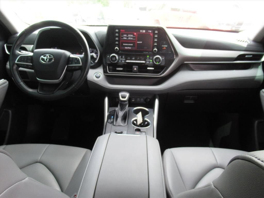 Used 2022 Toyota Highlander XLE FWD image 12