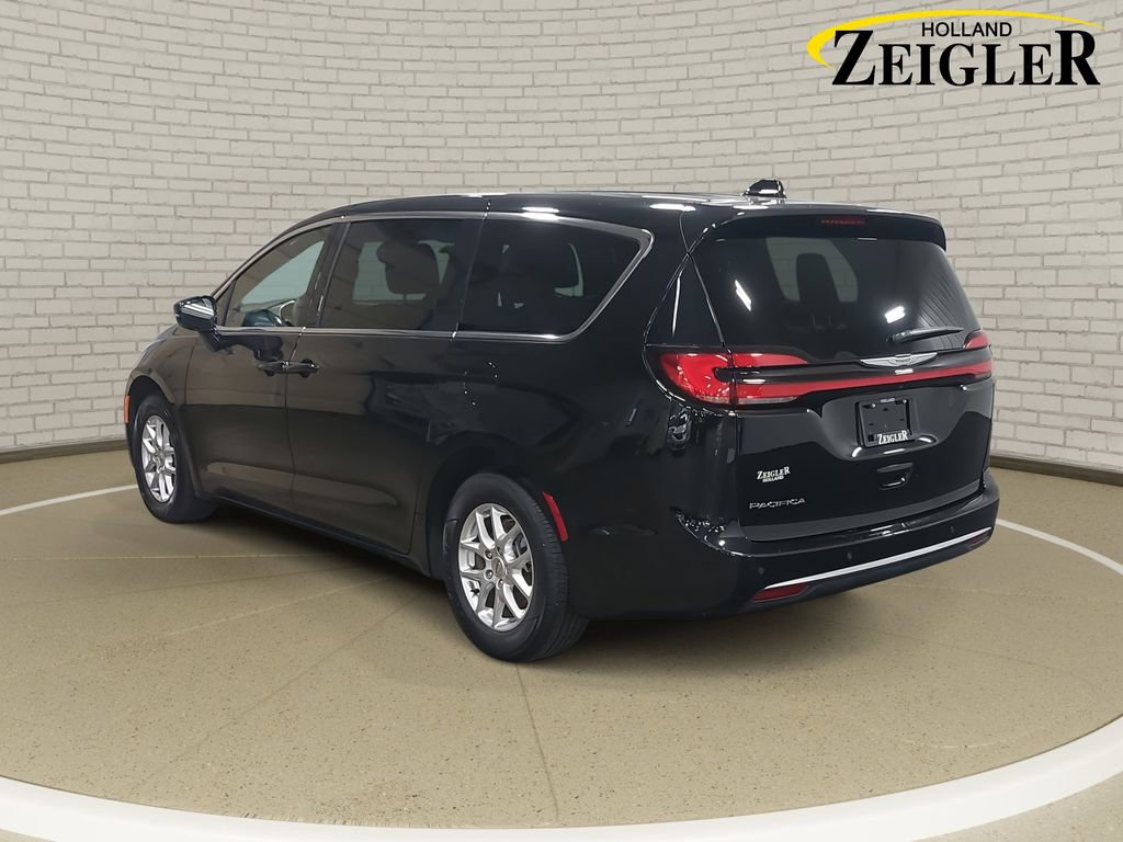 Used 2025 Chrysler Pacifica Select image 7