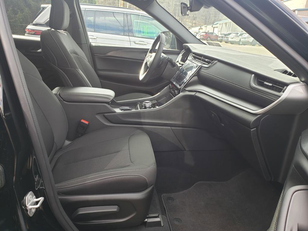 New 2025 Jeep Grand Cherokee Laredo X w/ Luxury Tech Group I image 14