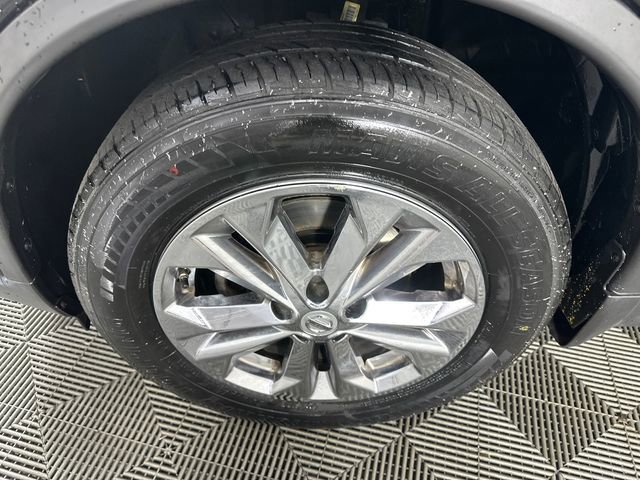 Used 2014 Nissan Rogue SV FWD image 2