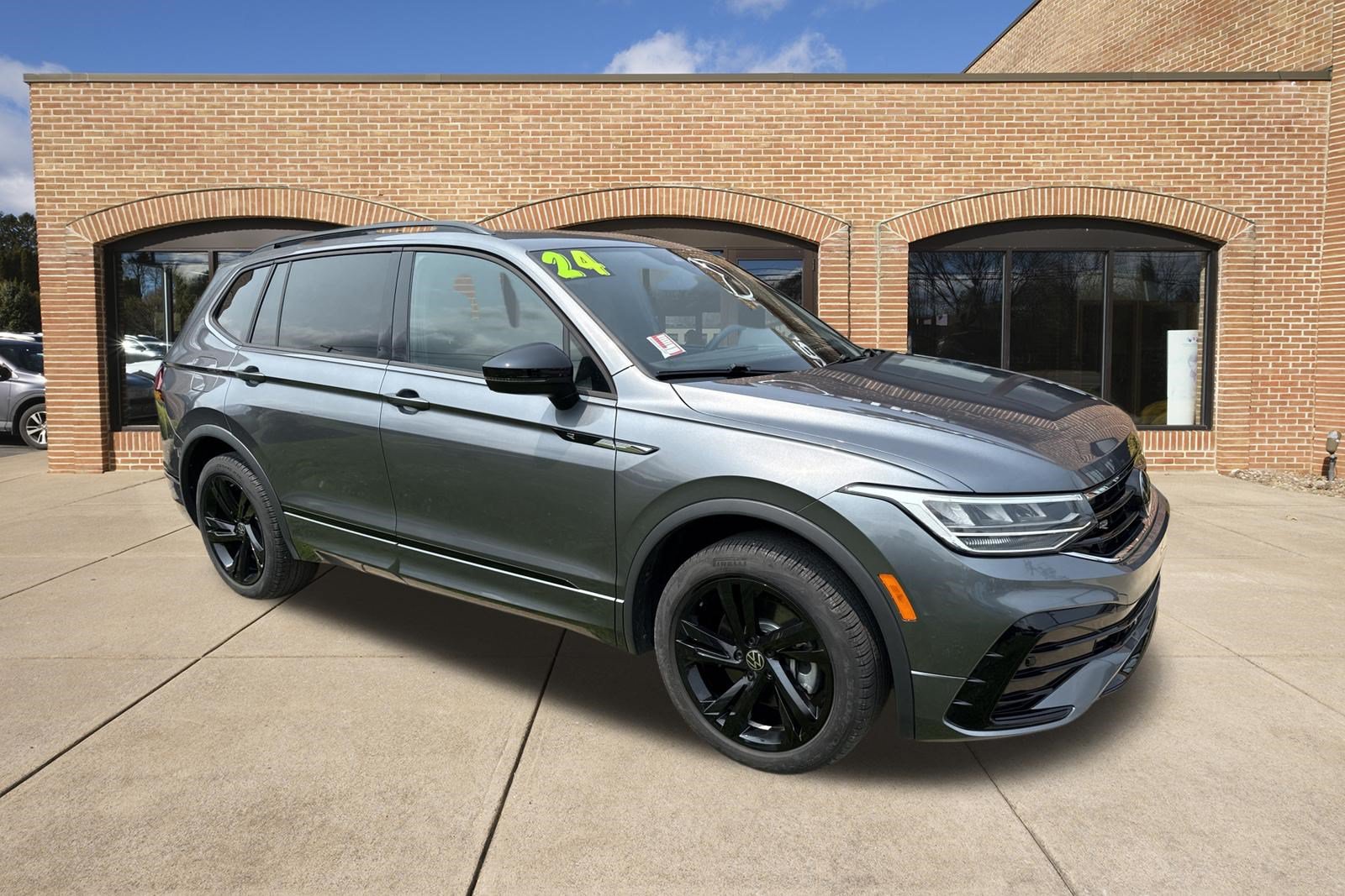 Used 2024 Volkswagen Tiguan SE R-Line AWD/4WD image 1