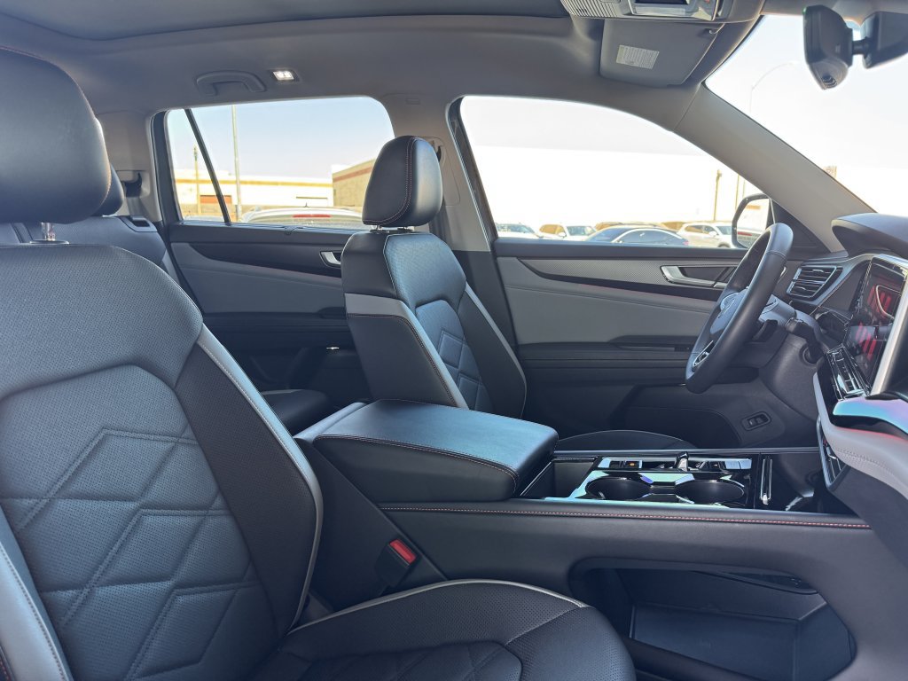 Used 2024 Volkswagen Atlas Peak Edition SE AWD/4WD image 43